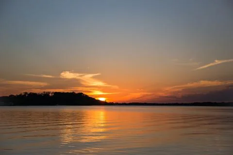 Sunset over the Amazon River with the Amazonian rainforest either side in Brazil Foto stock