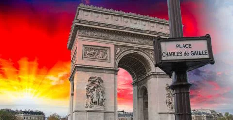 Sunset over Arc De Triomphe in Paris Foto stock
