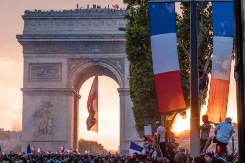 Sunset over Arc de triomphe in Paris after the victory of France at the 2018  Foto stock