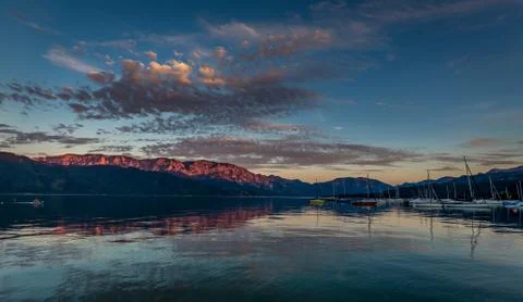 Sunset over the Attersee lake with dramatic clouds and mountains Foto stock