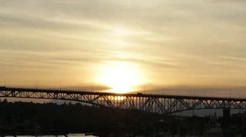 Sunset over the Aurora Bridge on a warm summer Seattle night Stock-Footage 10908762