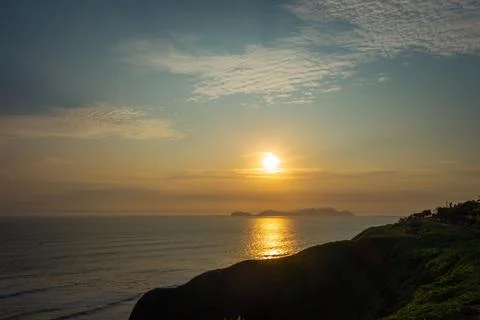 Sunset over the bay and Isla San Lorenzo in Lima, Peru Foto stock