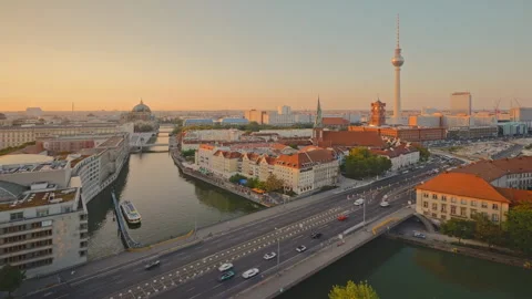 Sunset Over Berlin Cityscape with Iconic Landmarks Video stock 302500176