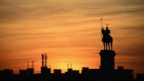 Sunset over birds and rider statue in India Video stock 166808341