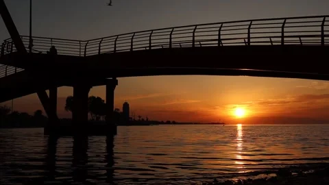 Sunset over the bridge (Timelapse) Stockbeeldmateriaal 247323085