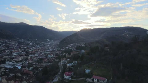 Sunset over the building in the mountains, 4K. Vídeo Stock 144552795