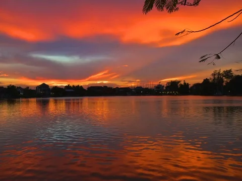 Sunset over a calm lake during summer in Bangkok,Thailand 库存影片 75852235