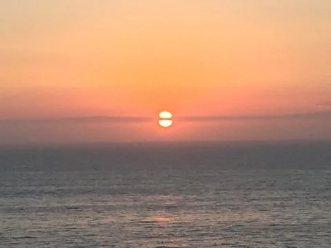 Sunset Over the Calm Ocean Creates a Soothing Evening Glow Foto stock