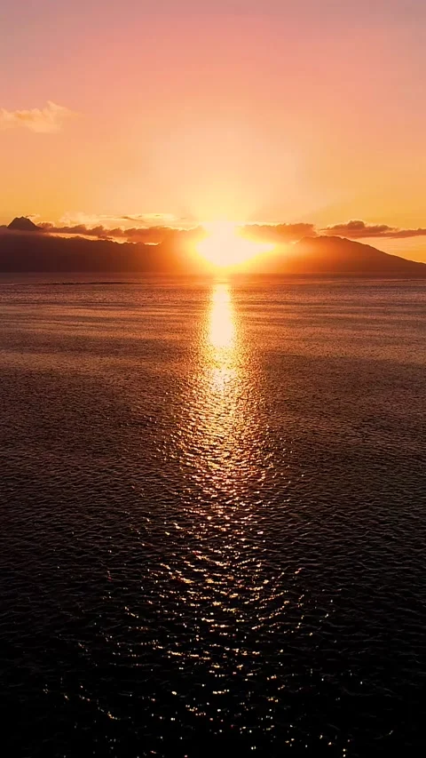 Sunset over calm ocean, romantic ocean view, bora-bora, aerial 4K vertical video Vídeos de archivo 277932335