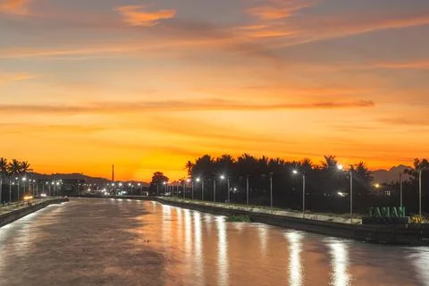 Sunset Over a Calm River with Reflections Stock-Fotos
