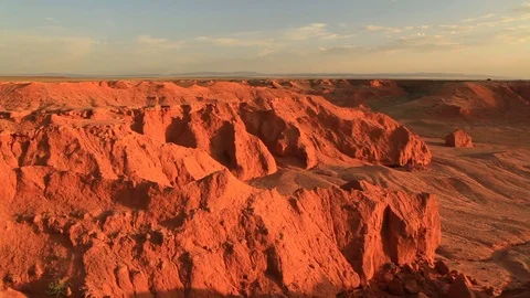Sunset over the canyon Bayanzag in Mongolia Vídeos de archivo 78499948