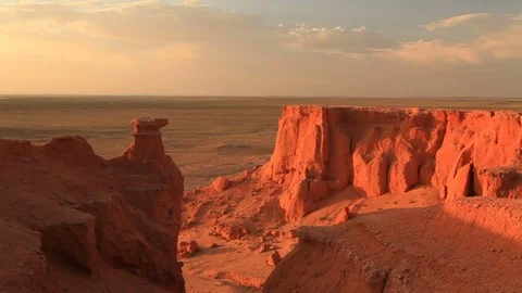 Sunset over the canyon Bayanzag in Mongolia 動画素材 78500127