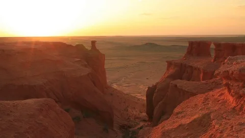 Sunset over the canyon Bayanzag in Mongolia Vídeos de archivo 83504990