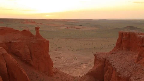 Sunset over the canyon Bayanzag in Mongolia Vídeo Stock 83505147