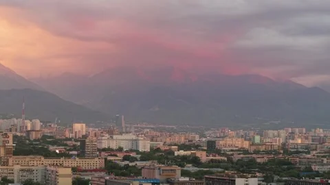 Sunset over city skyline with mountains and clouds in the background Stock Footage 339124005