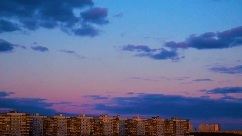 Sunset over the city in time lapse Vídeos de archivo 129755400