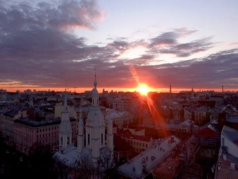 Sunset over the city. View from above. Drone footage. 動画素材 76218007
