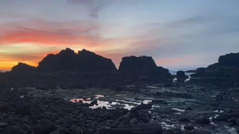 Sunset over cliffs on the Oregon Coast, panning with gimble Video stock 329449310