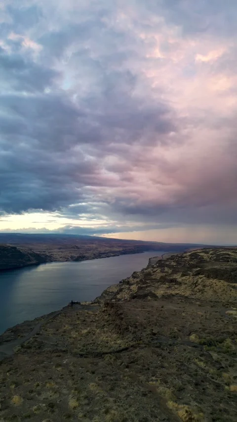 Sunset Over Columbia River with Dramatic Sky Stockbeeldmateriaal 283423294