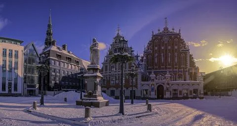 Sunset over covered in snow Riga Town Hall Square in winter in Riga, Latvia. Foto stock