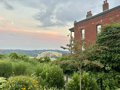 Sunset over Daniel Carter Beard Bridge, brick building in Cincinnati Fotos de archivo