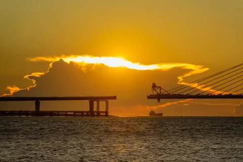Sunset over the Danjiang Bridge Construction in Tamsui, Taiwan 库存照片