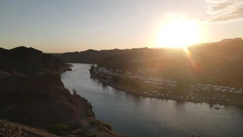 Sunset Over Desert Resorts Alongside A River Vídeo Stock 209293182