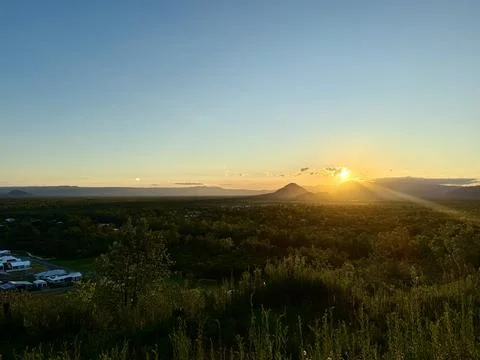 Sunset over a distant hill with a clear sky 스톡 사진
