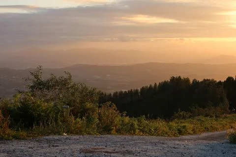 Sunset Over Distant Mountains Viewed from Sollube Road, Basque Country, Spain Foto stock