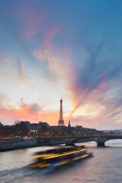 Sunset over Eiffel Tower and Seine river. Fotos Stock