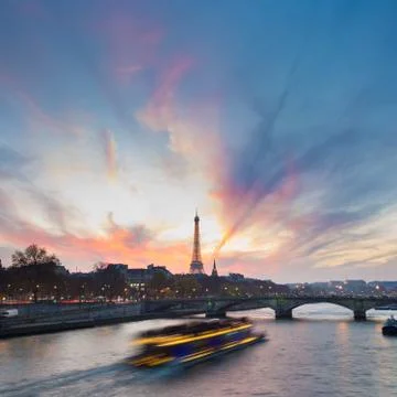 Sunset over Eiffel Tower and Seine river. Fotos Stock
