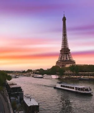Sunset over the the Eiffel Tower and the Seine River in Paris, France. Foto stock