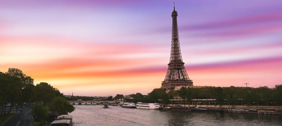 Sunset over the the Eiffel Tower and the Seine River in Paris, France. Foto stock
