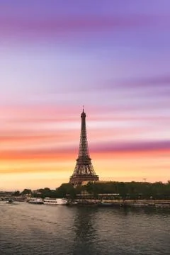 Sunset over the the Eiffel Tower and the Seine River in Paris, France. Foto stock