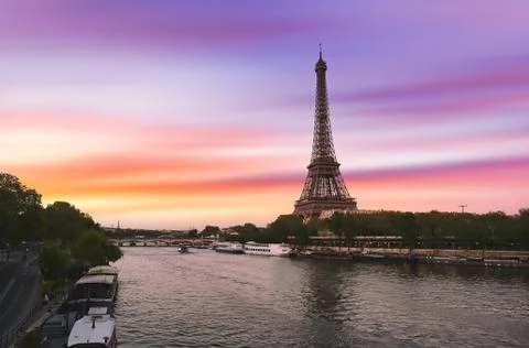 Sunset over the the Eiffel Tower and the Seine River in Paris, France. Foto stock