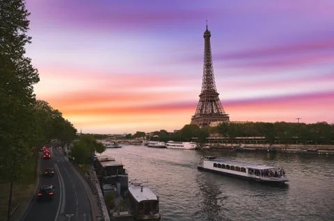Sunset over the the Eiffel Tower and the Seine River in Paris, France. Foto stock