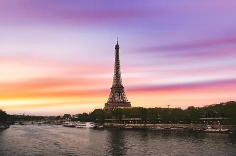 Sunset over the the Eiffel Tower and the Seine River in Paris, France. Foto stock