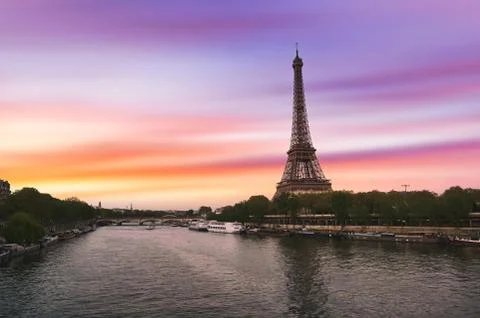 Sunset over the the Eiffel Tower and the Seine River in Paris, France. Foto stock