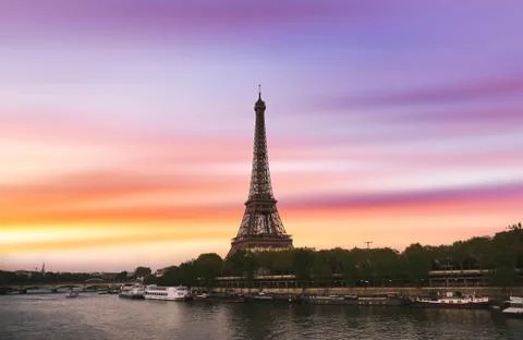 Sunset over the the Eiffel Tower and the Seine River in Paris, France. Foto stock