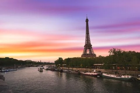 Sunset over the the Eiffel Tower and the Seine River in Paris, France. Foto stock