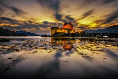 Sunset over Eilean Donan Castle in Scotland Fotos de archivo