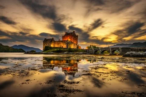 Sunset over Eilean Donan Castle in Scotland Fotos de archivo