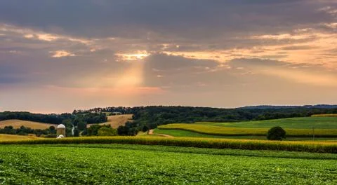 Sunset over farm fields and rolling hills in rural york county, pennsylvania. Stock-Fotos