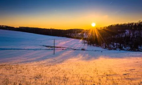 Sunset over farm fields in rural york county, pennsylvania. Foto stock