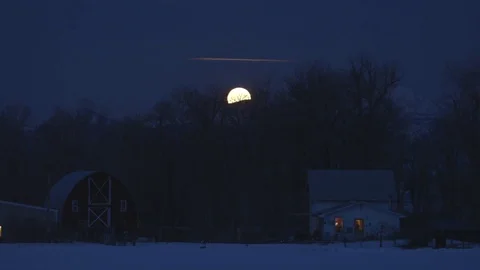 Sunset over a farmhouse in winter Video stock 83864129