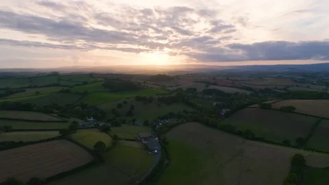 Sunset over Farmlands and Fields from a drone, Devon, England, Europe Vidéo 209191611