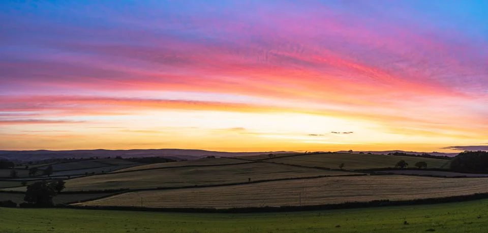 Sunset over fields in Berry Pomeroy Village, Devon, England, Europe Stock-Fotos