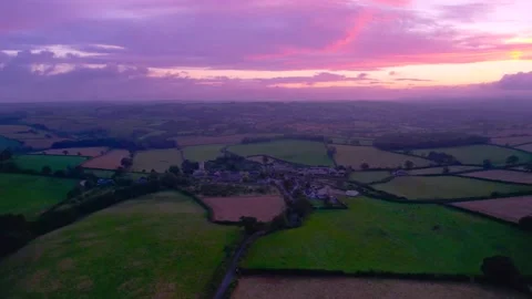 Sunset over the fields from a drone, Berry Pomeroy Village in Devon, England Stockbeeldmateriaal 162048027