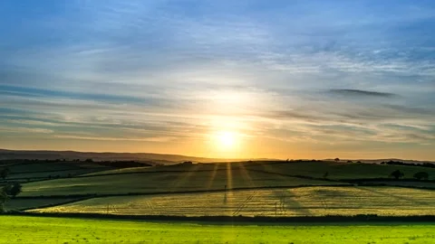 Sunset over the fields in Time Lapse Movie, Berry Pomeroy Village Vídeo Stock 155879035