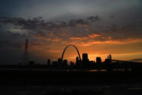 Sunset over the Gateway Arch and St. Louis, Missouri. 写真素材